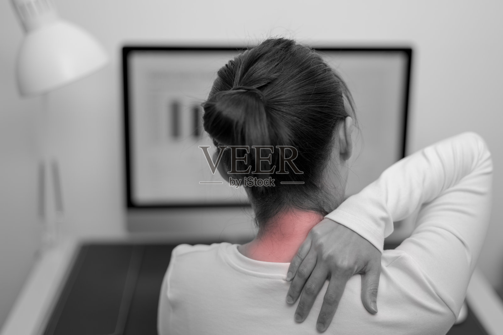 年轻女性颈部和肩部疼痛损伤用红色突出疼痛区域，医疗保健和医学概念照片摄影图片