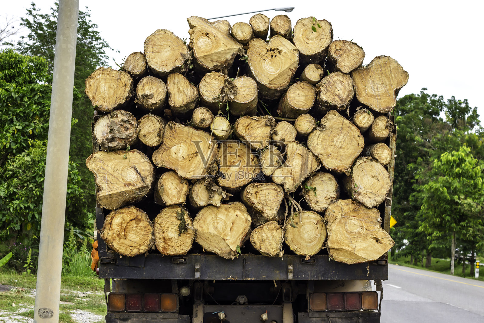 运输木材的大卡车。满载着原木的货车前往木材加工厂的原木场照片摄影图片