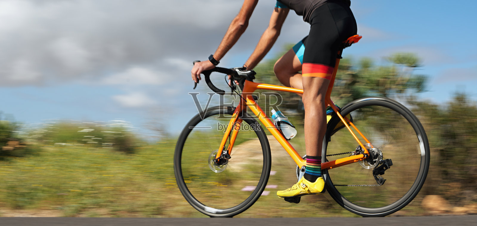 运动模糊的自行车比赛与自行车和骑手照片摄影图片
