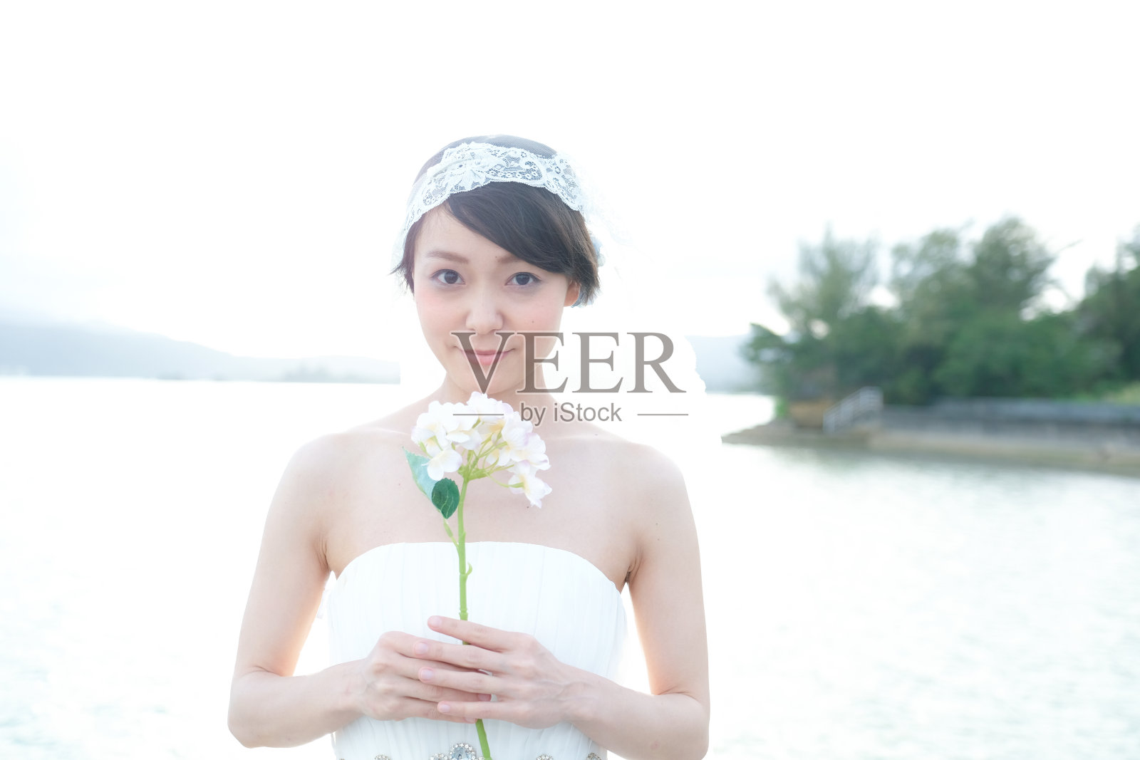一个穿着婚纱的女人的独身照片。照片摄影图片