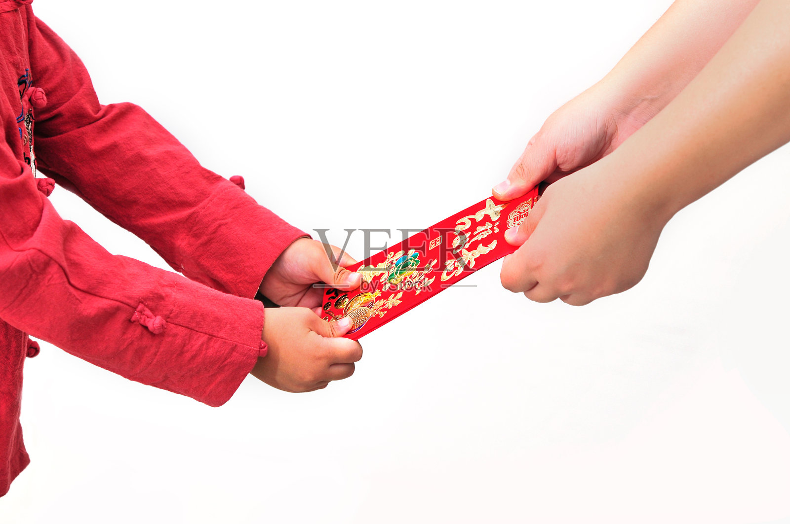 亚洲孩子拿着红包和中国书法字“吉祥如意”意思是有一个人的愿望实现，孤立在白色的背景照片摄影图片