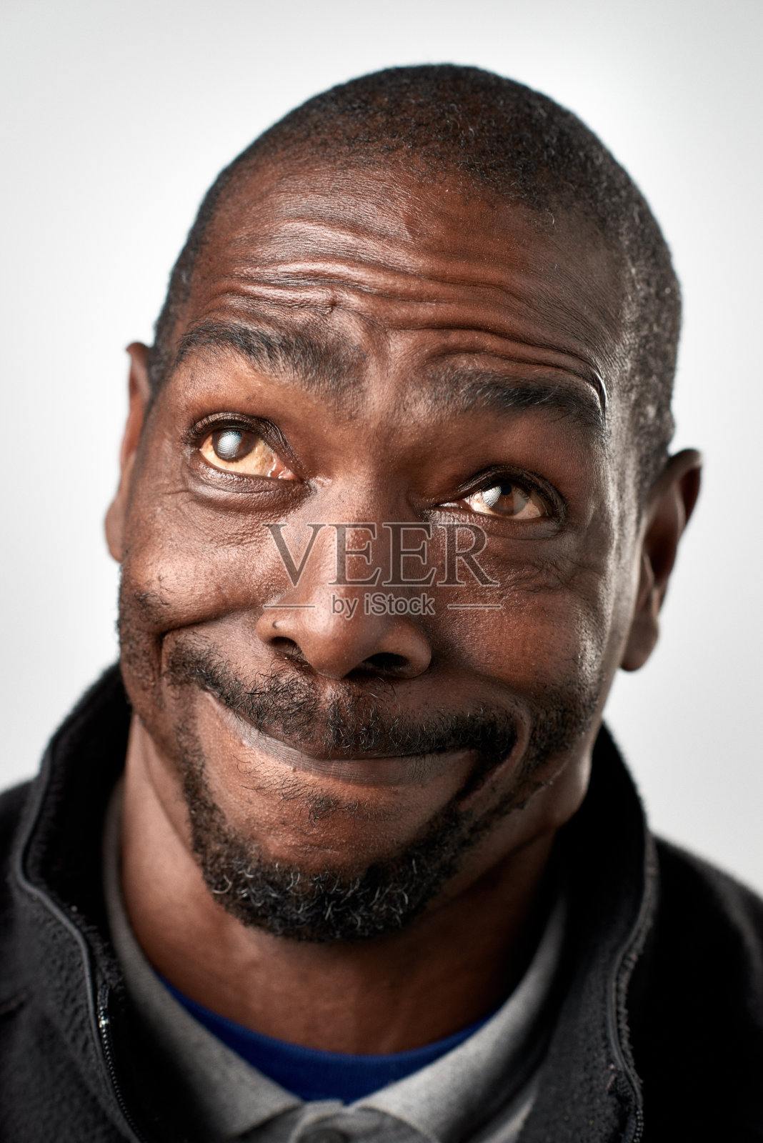 画室里的非洲人做了一个愚蠢的表情照片摄影图片