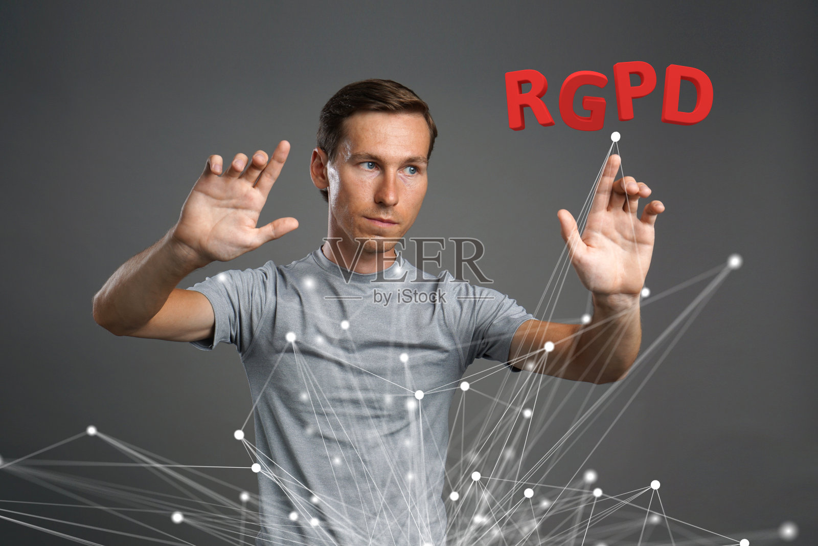 RGPD，西班牙语，法语和意大利语版本的GDPR版本:Reglamento General de Proteccion de datos。一般数据保护条例。从事信息工作的年轻人照片摄影图片