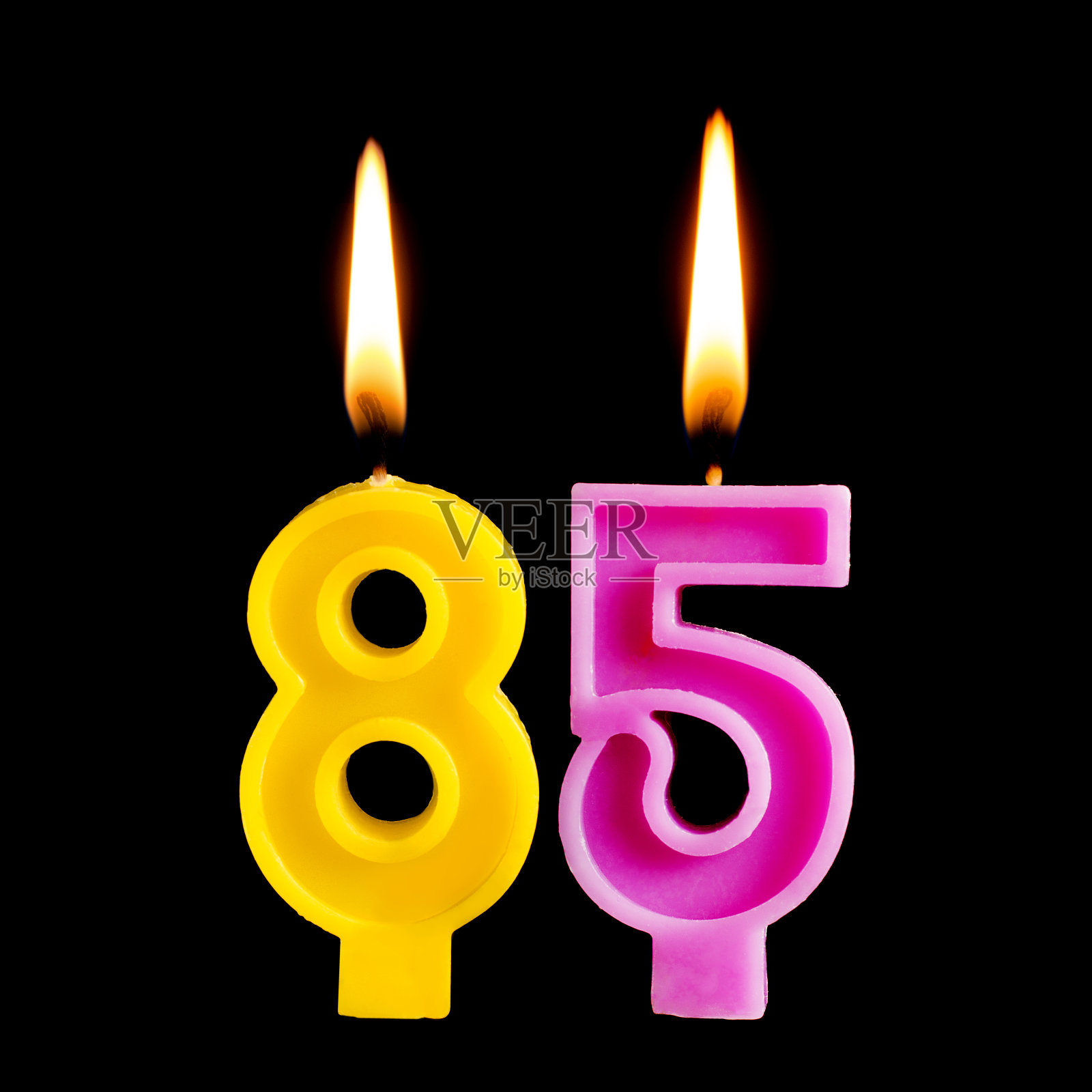 燃烧生日蜡烛的形式为85 85数字的蛋糕孤立在黑色的背景。庆祝生日、纪念日、重要日期、节日的概念照片摄影图片