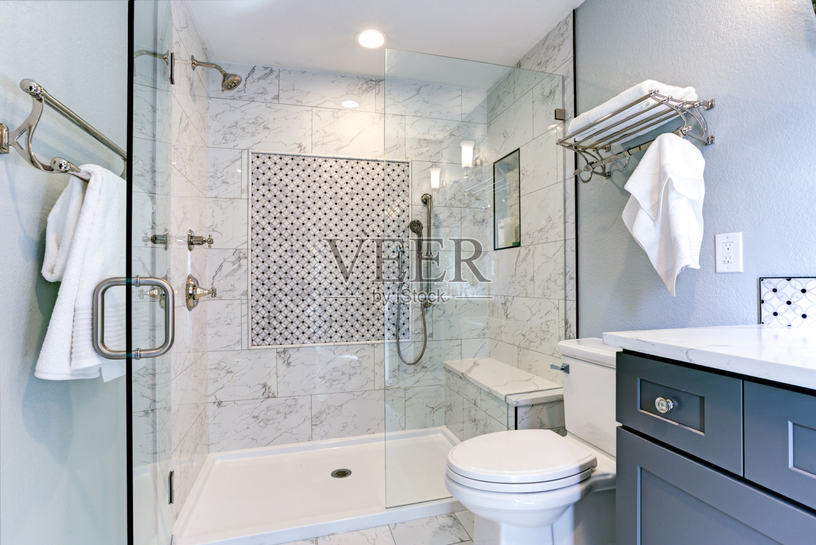 新的蓝色浴室设计与大理石淋浴环绕照片摄影图片