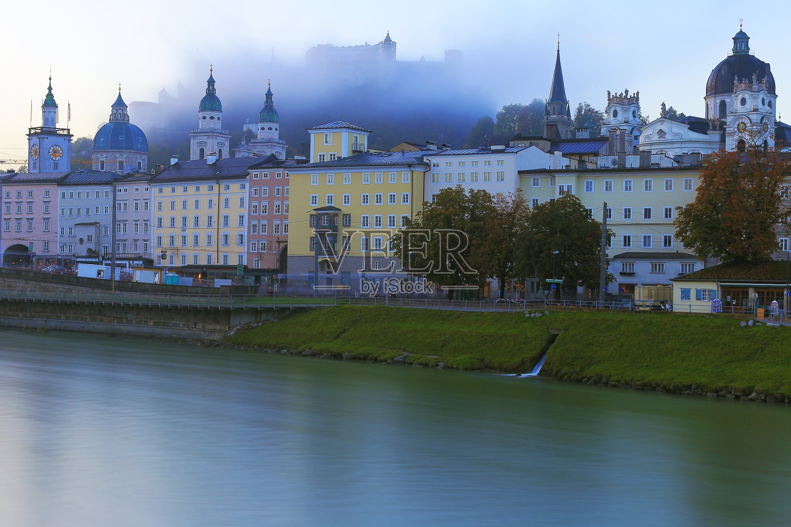 萨尔茨堡的城市景观从马卡斯泰格桥，奥地利-萨尔扎克河照片摄影图片