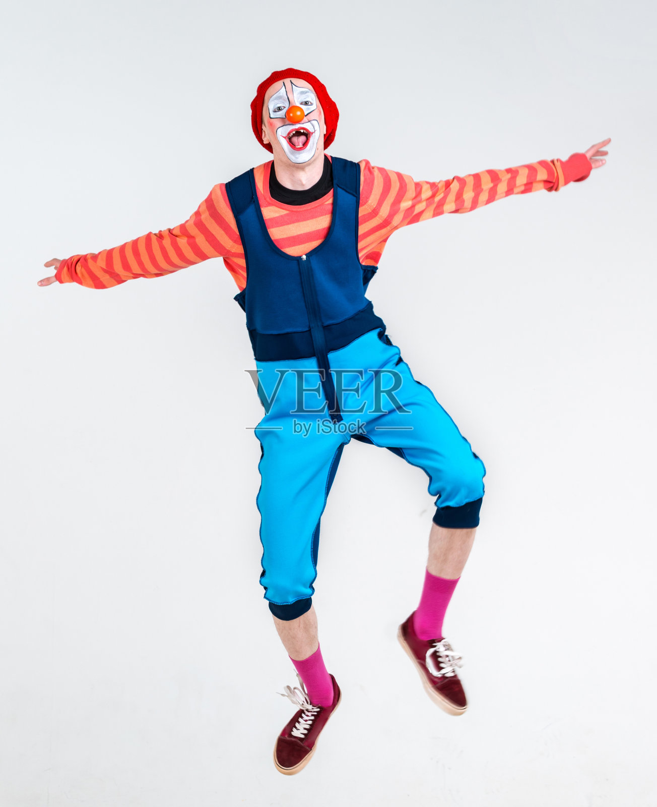 蹦蹦跳跳的小丑非常高兴照片摄影图片