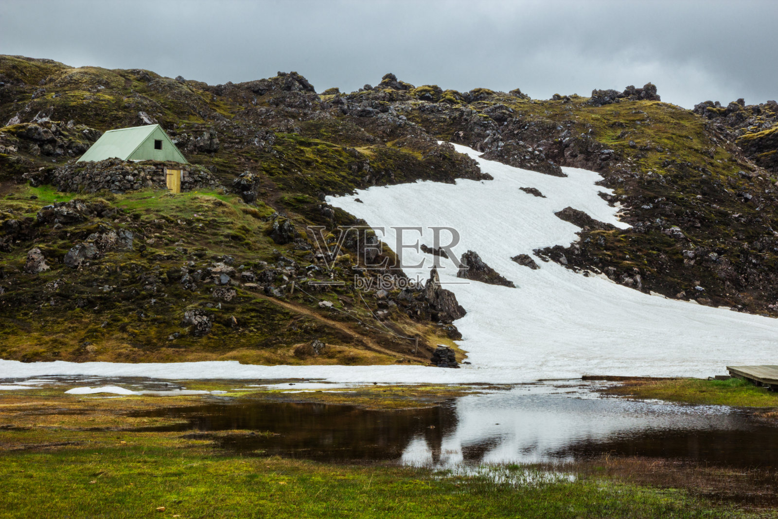 冰岛，有温泉、小屋和雪照片摄影图片