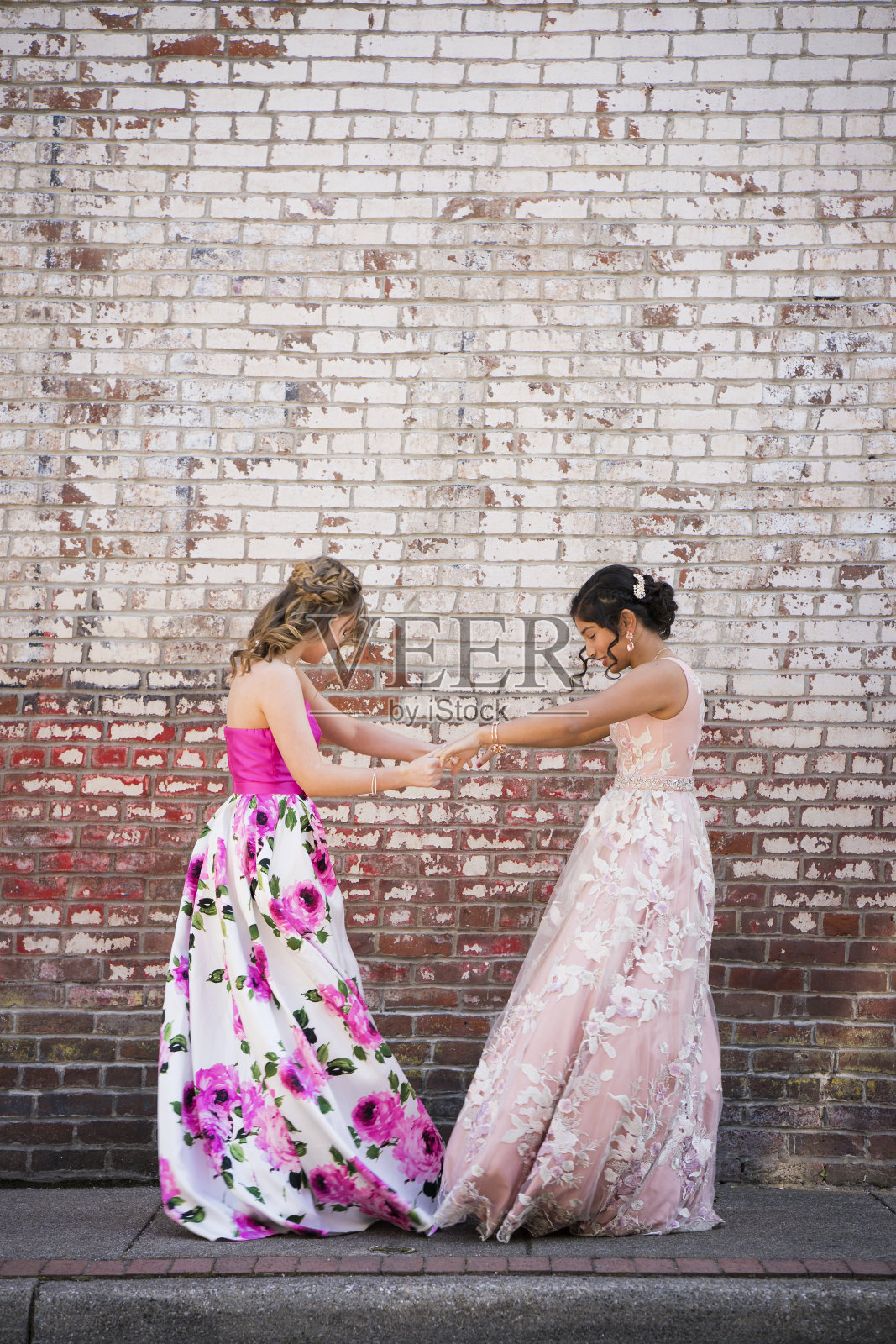 两个少女在户外一起跳舞照片摄影图片