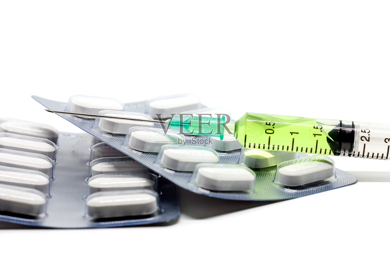 注射针和药丸的白色背景为医疗保健和医疗概念照片摄影图片