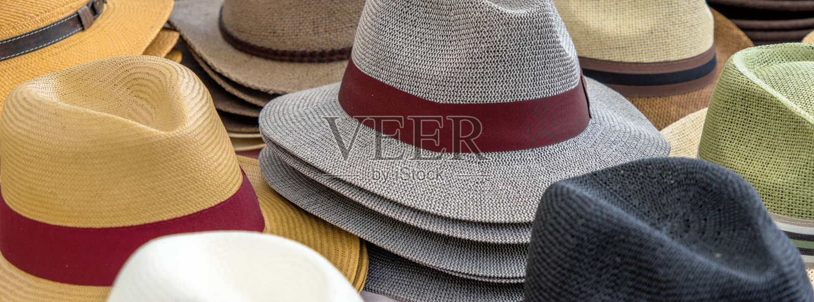 许多不同形状和颜色的男人帽子在一个展示出售照片摄影图片