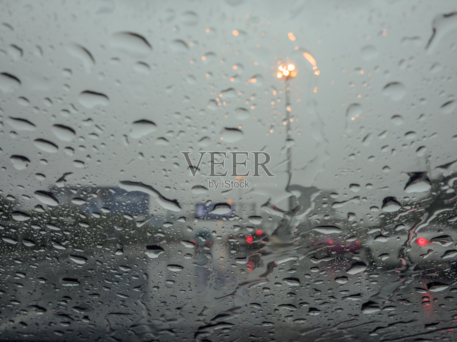 雨水落在汽车的挡风玻璃上照片摄影图片