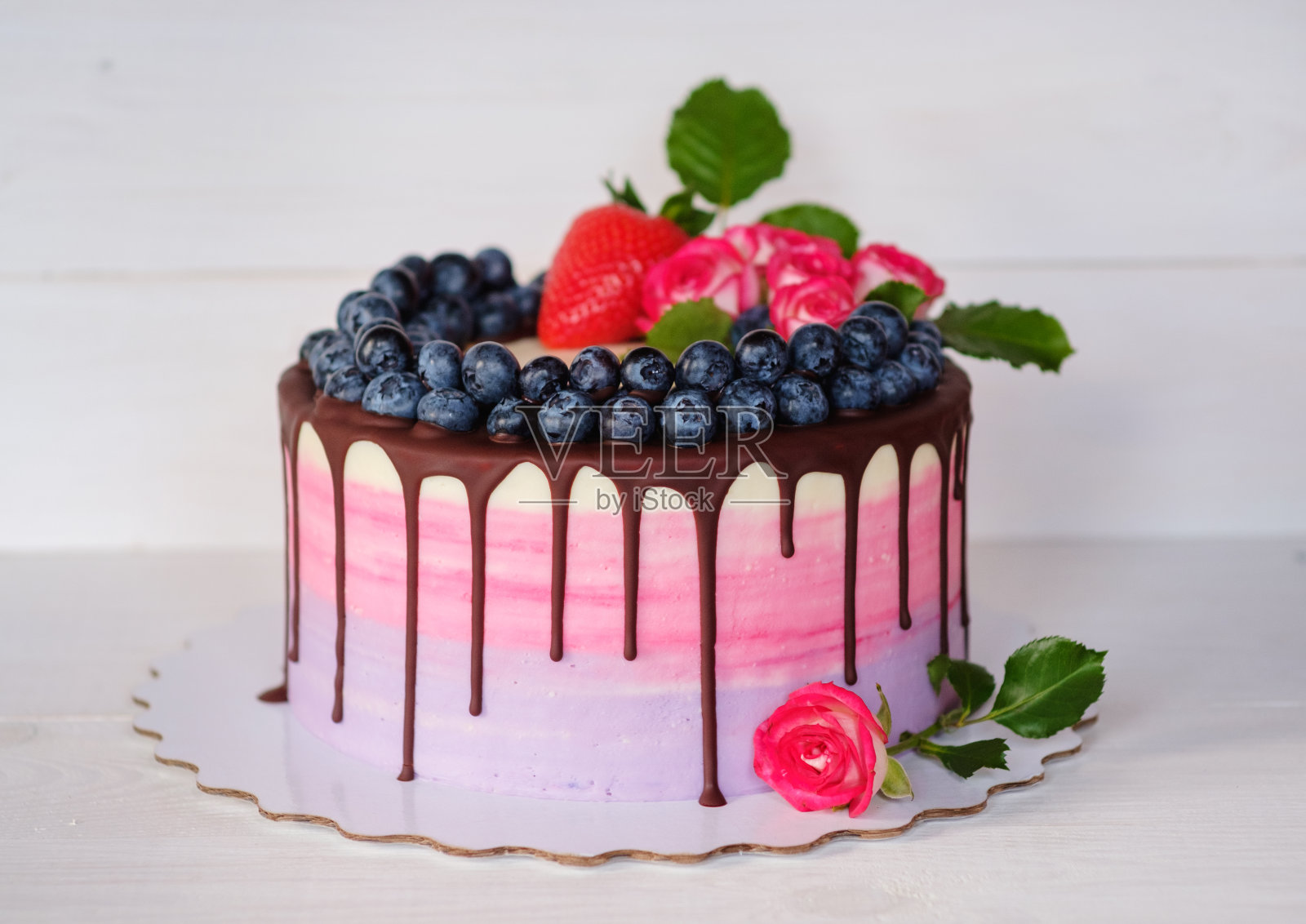 漂亮的自制生日蛋糕和活玫瑰照片摄影图片