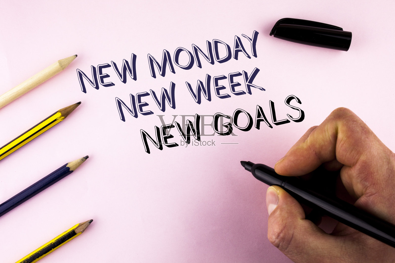 新的星期一，新的一周，新的目标。下周要做的决议的商业概念清单目标目标写在简单的背景上的人拿着记号笔旁边。照片摄影图片
