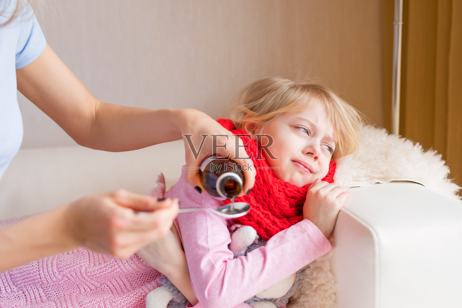 患病儿童服用抗生素照片摄影图片