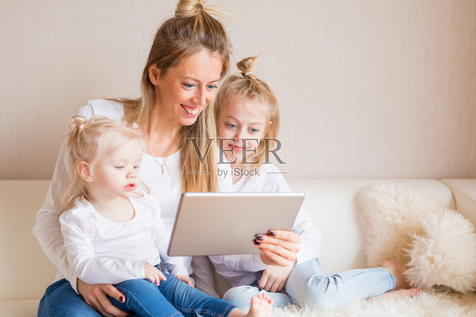 母亲和女儿一起使用平板电脑照片摄影图片