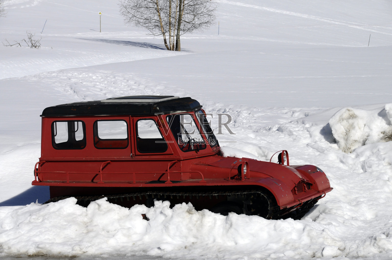 红色复古扫雪机照片摄影图片