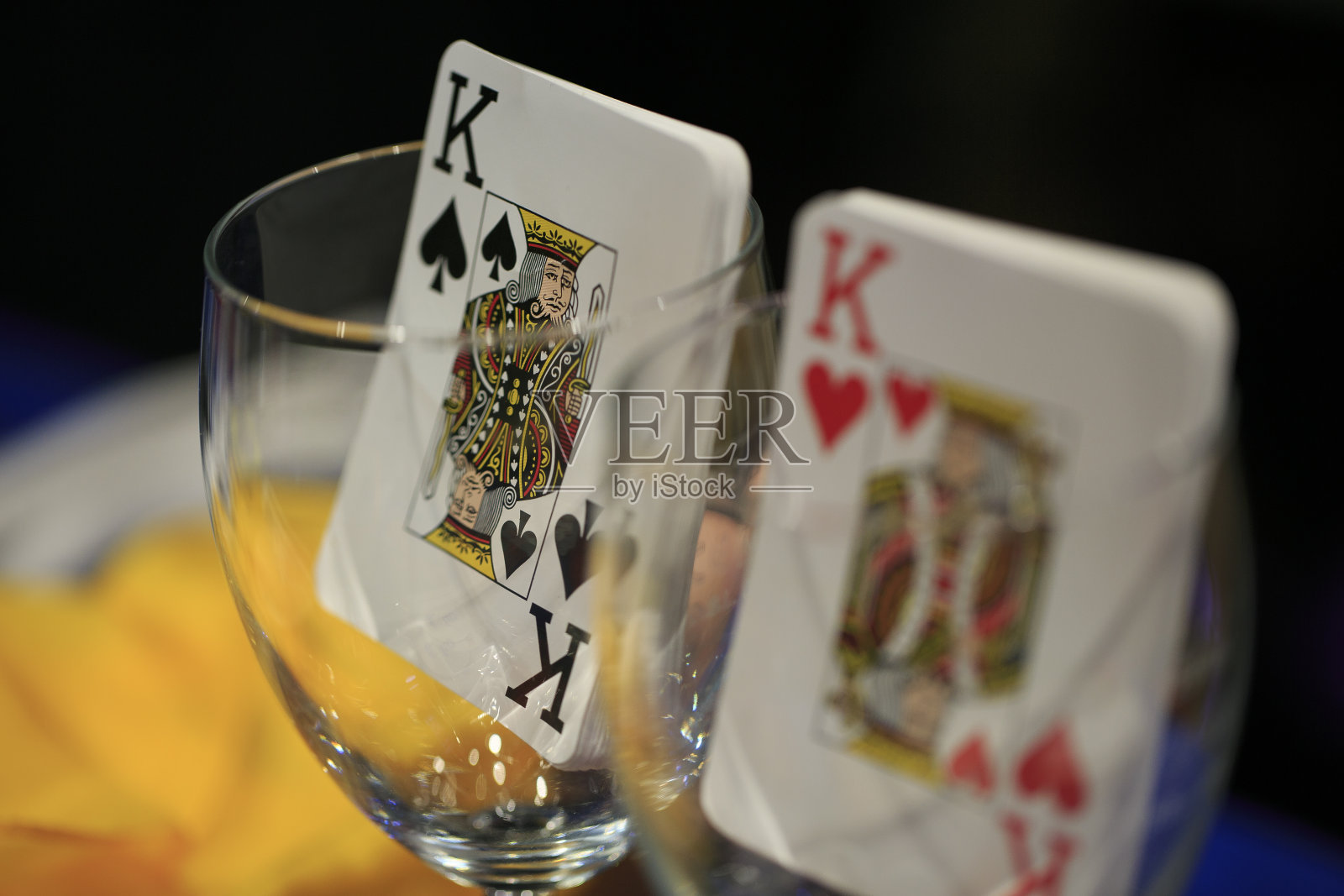 在玻璃杯里的扑克牌照片摄影图片