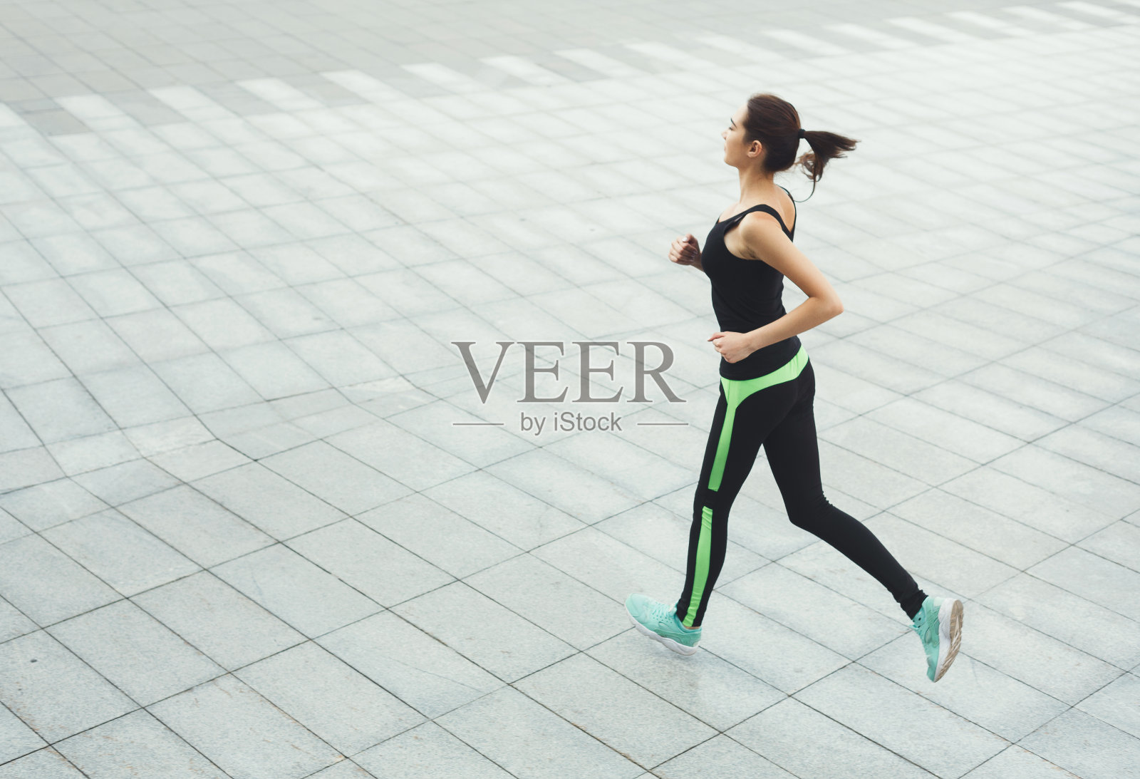 一名年轻女子在城市复印处慢跑照片摄影图片