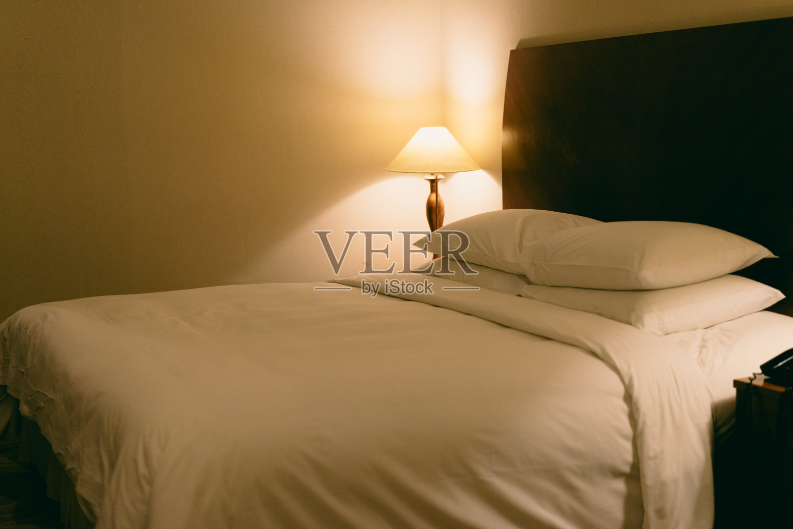 酒店的床的房间照片摄影图片