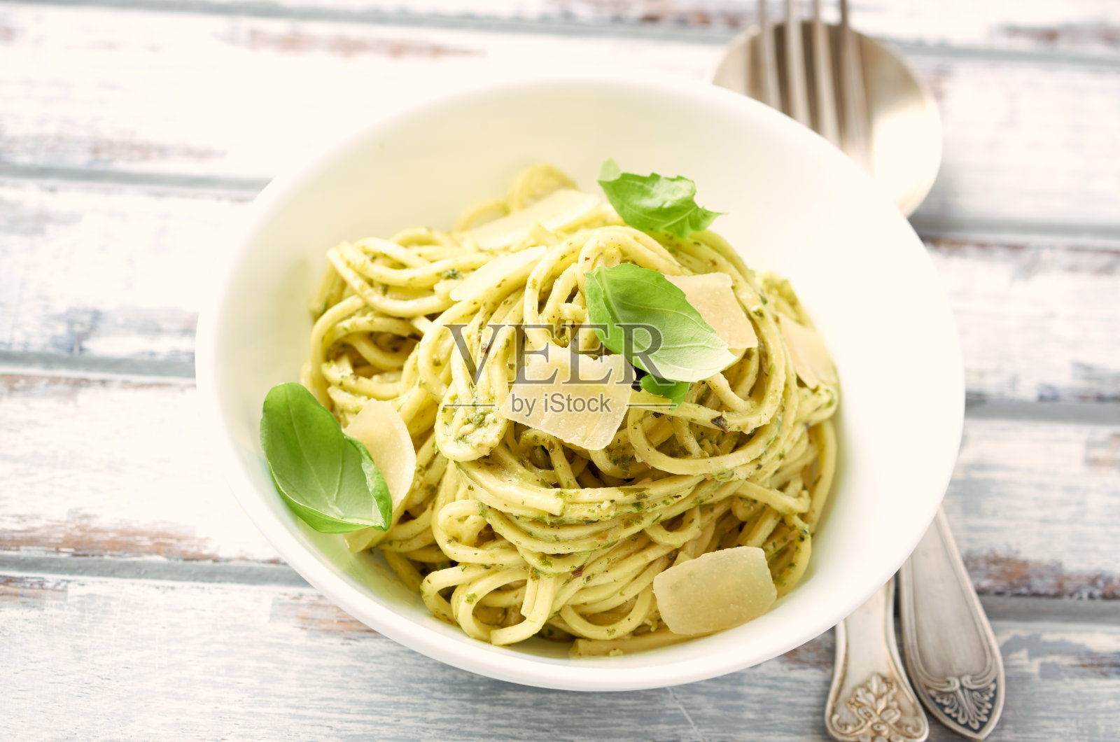 意大利面配橄榄香蒜沙司和新鲜罗勒照片摄影图片