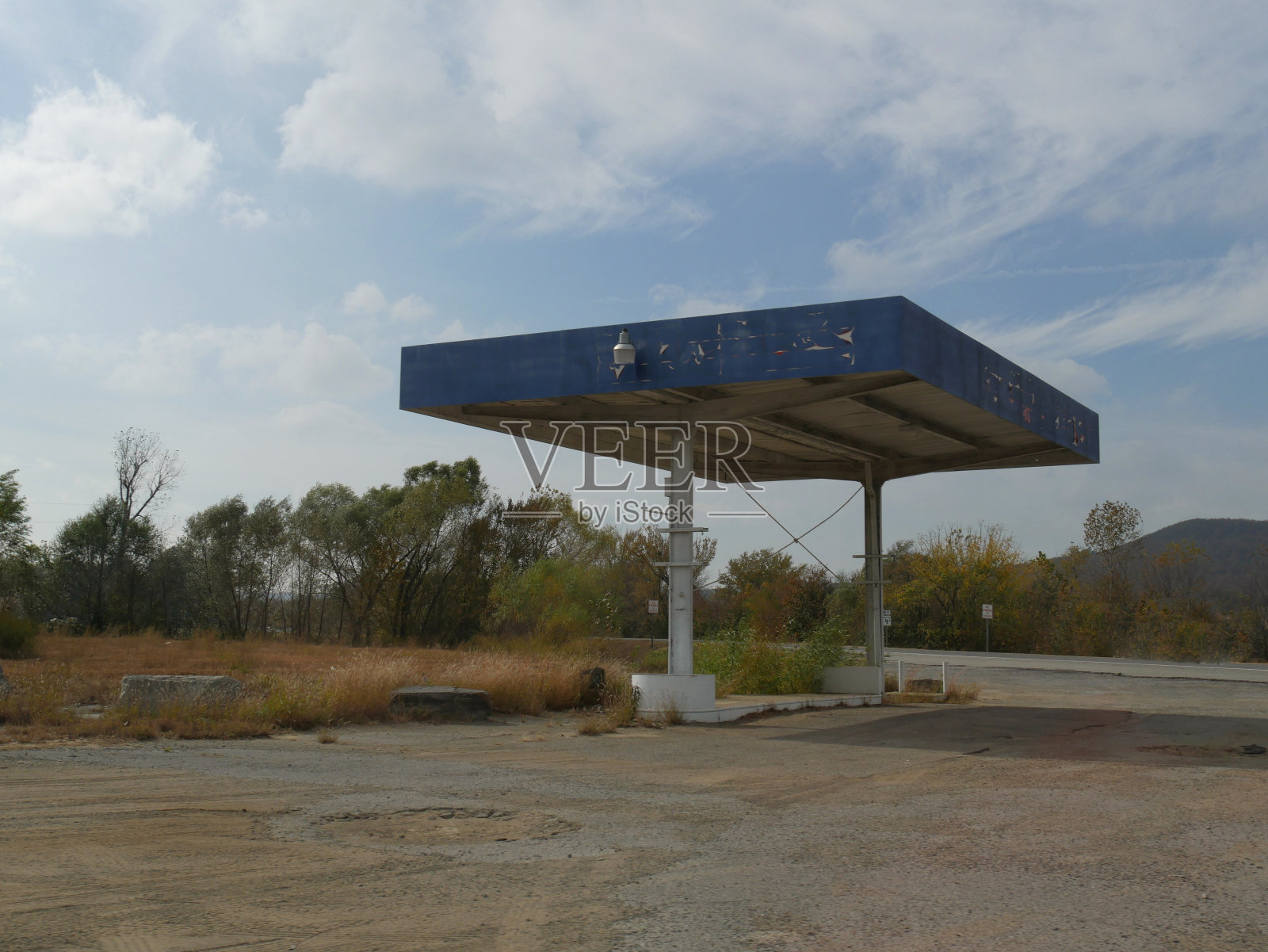路边一个废弃的前加油站的旧屋顶照片摄影图片