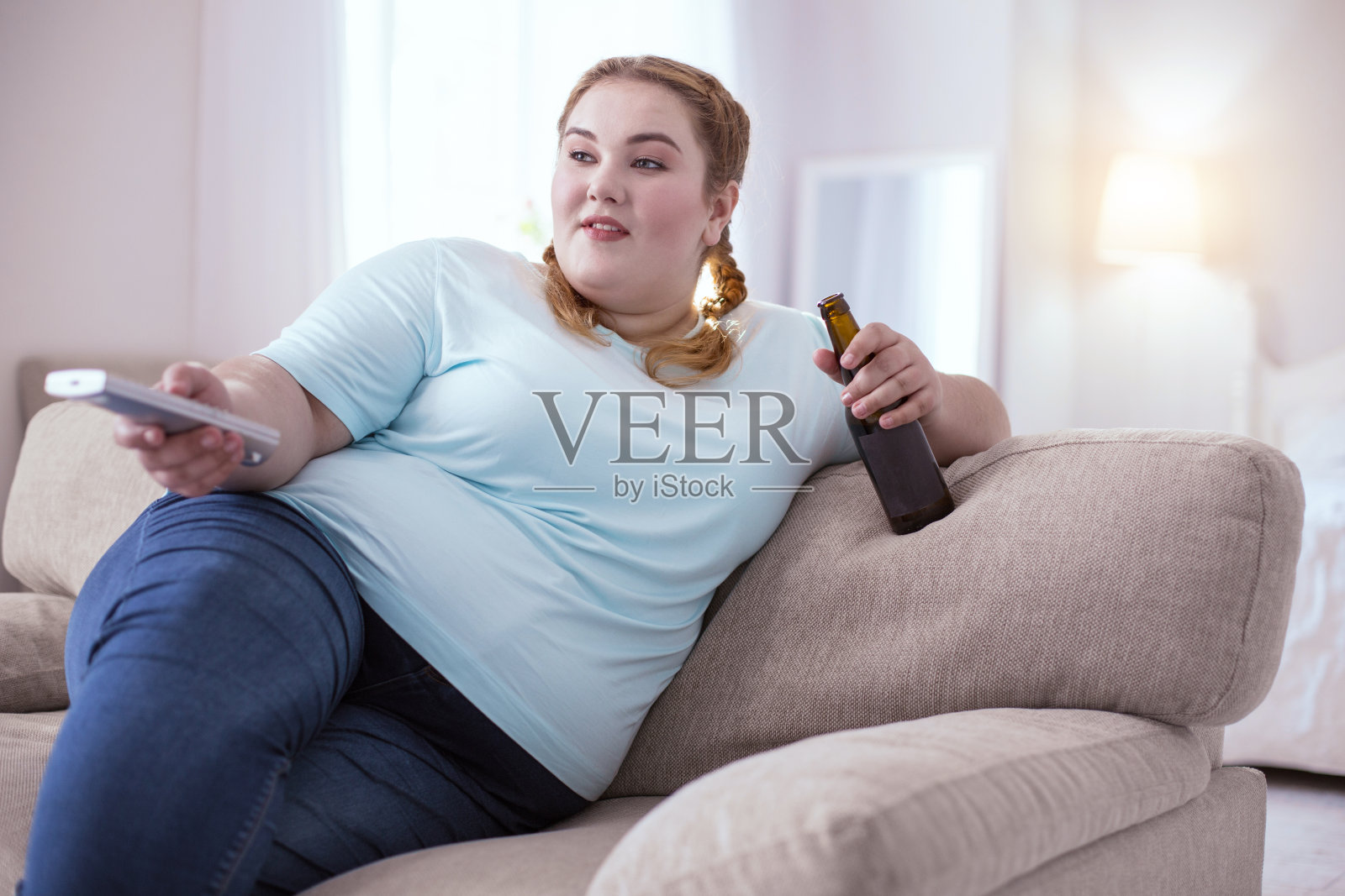 躺在沙发上的胖女人照片摄影图片