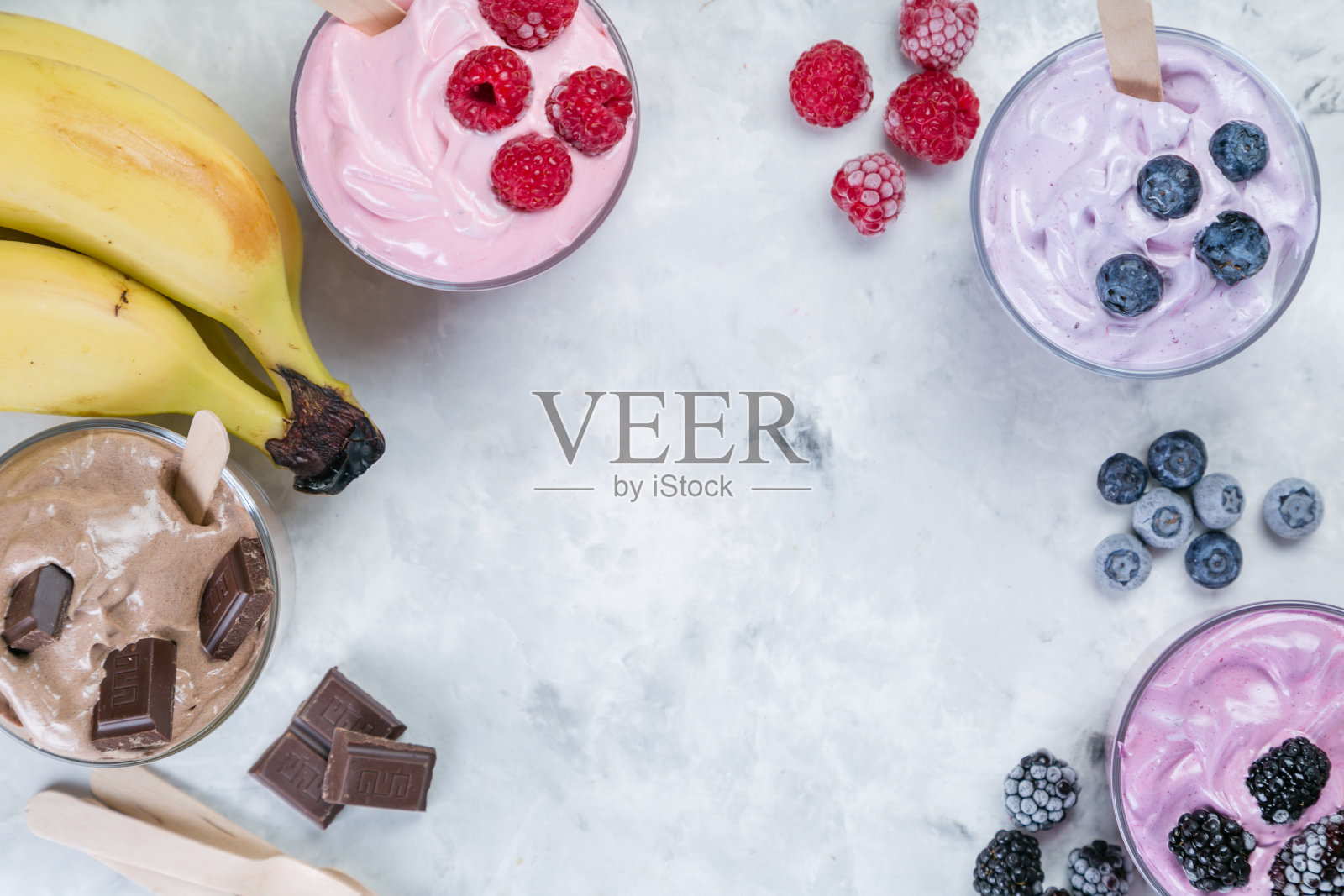 健康的素食甜点概念-冰沙碗由冷冻香蕉和浆果照片摄影图片