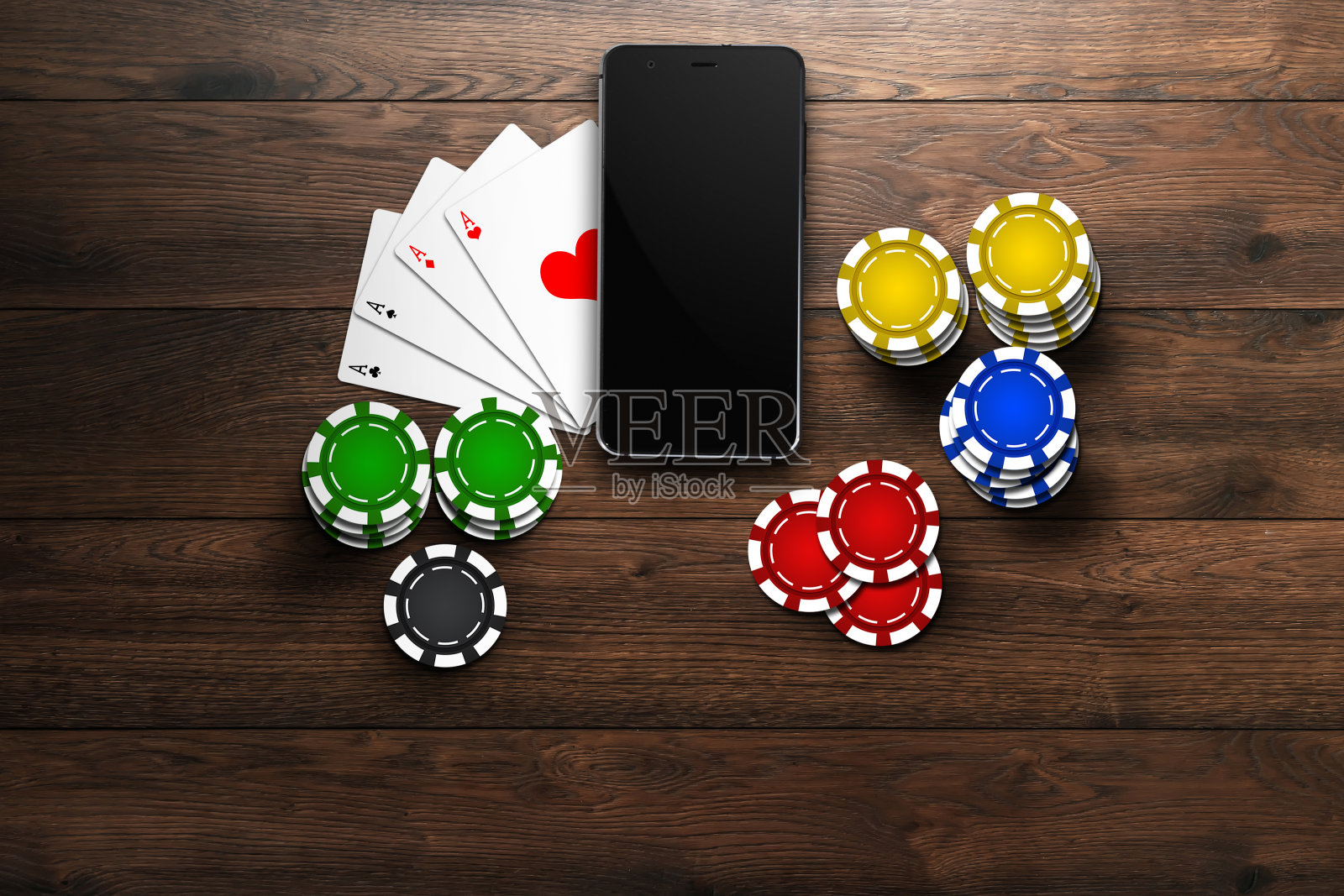 在线赌场，移动赌场，手机俯视图，芯片卡上的木制背景。赌博游戏。照片摄影图片