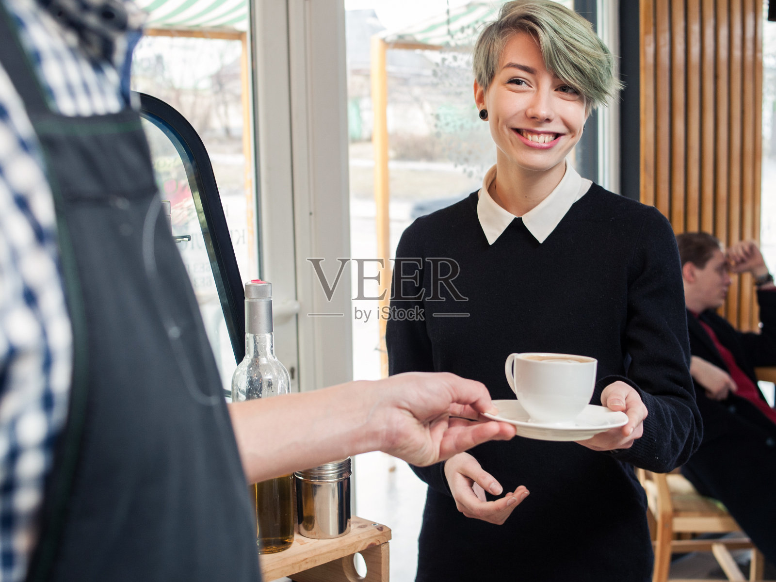 咖啡师服务的杯子客户潮女孩咖啡店照片摄影图片