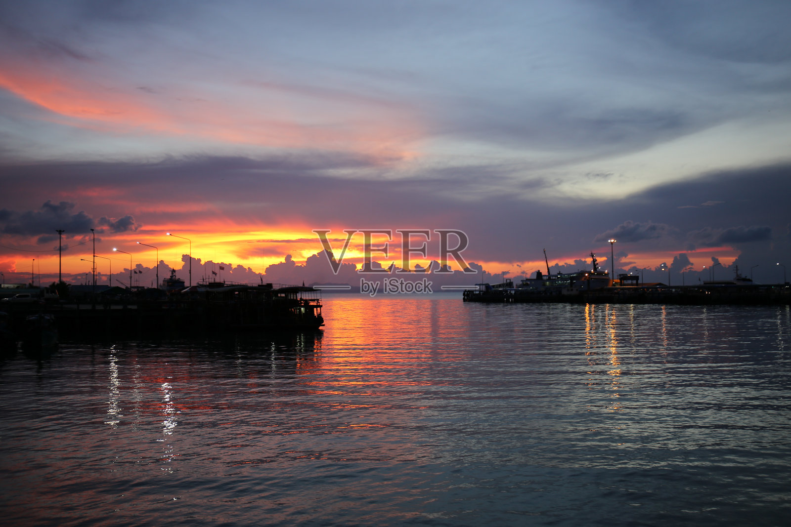 橙色的天空傍晚渡轮码头与天空视图苏梅岛，Suratthani，泰国照片摄影图片