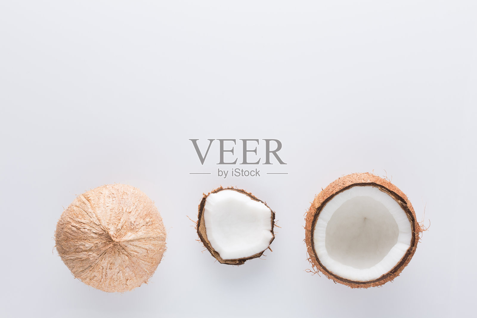 热带水果整体和半抽象背景。椰子在白色背景。从上看照片摄影图片