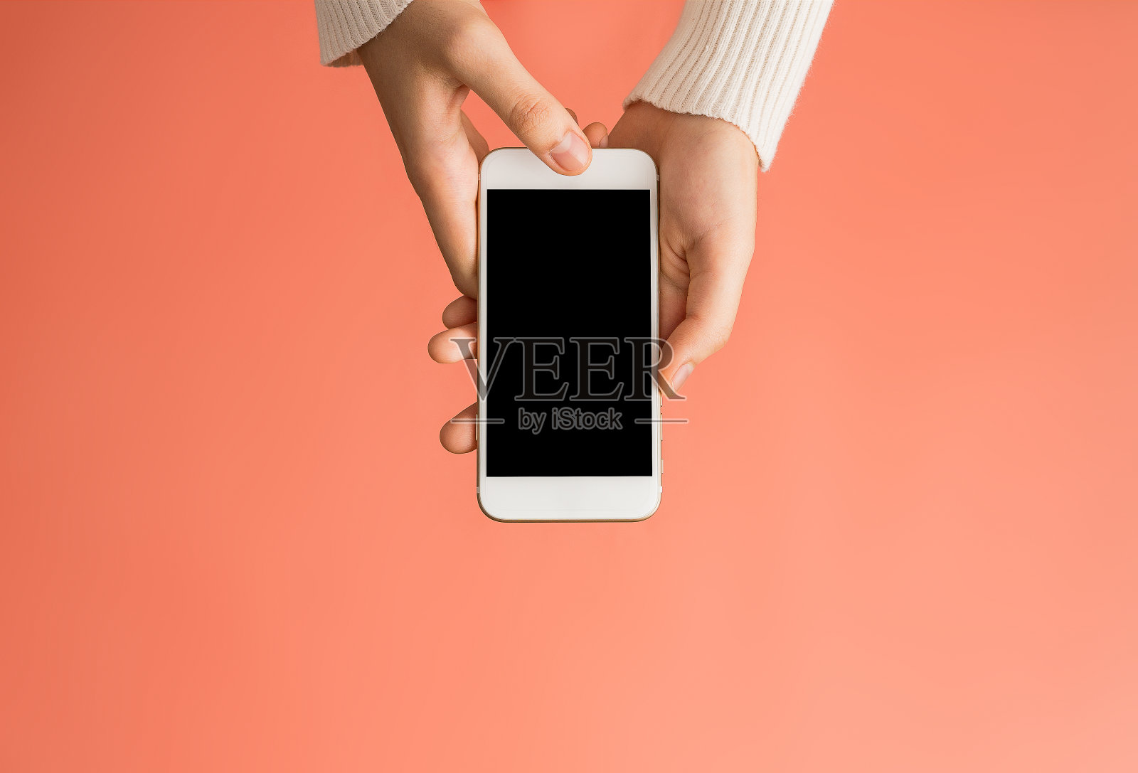 女性的手使用智能手机黑屏和橙色背景俯视图。通信的概念。照片摄影图片
