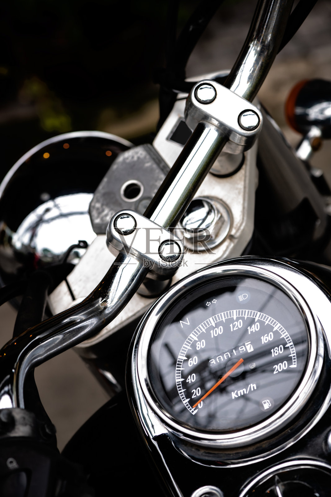 经典的摩托车里程数(仪表盘，里程数)为白色和黑色。经典摩托车显示里程表和燃油标志。照片摄影图片