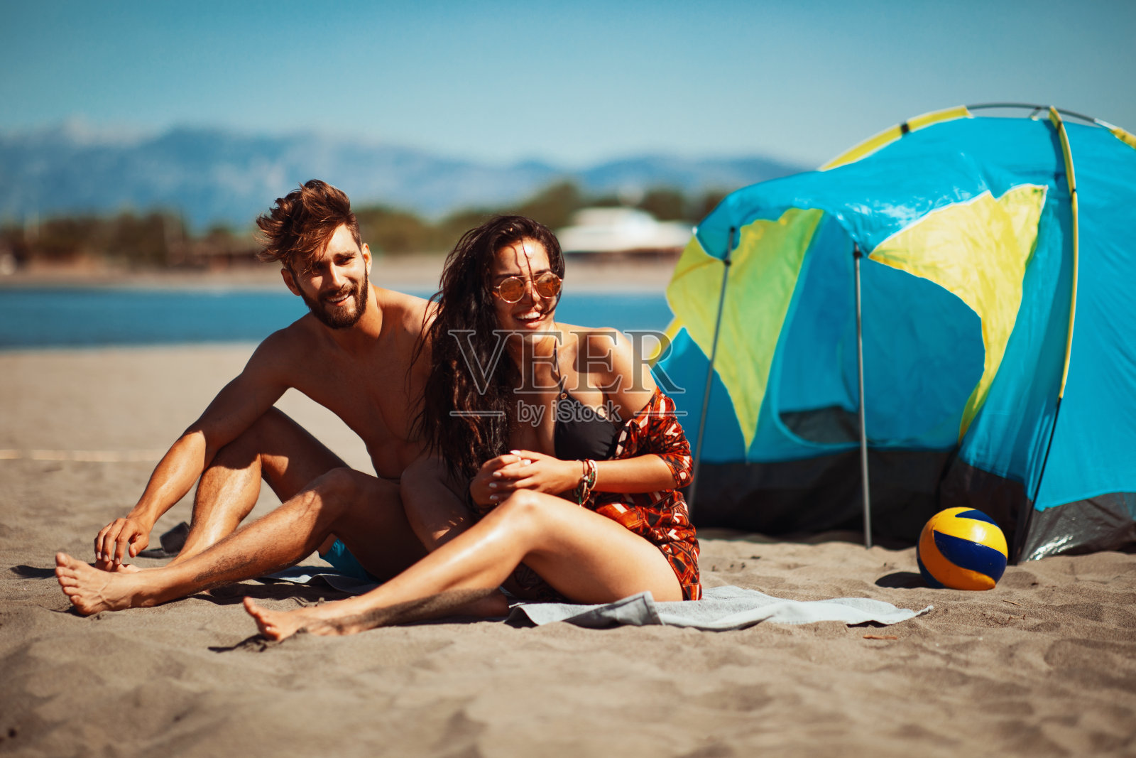 年轻幸福的夫妇夏天在海滩露营照片摄影图片