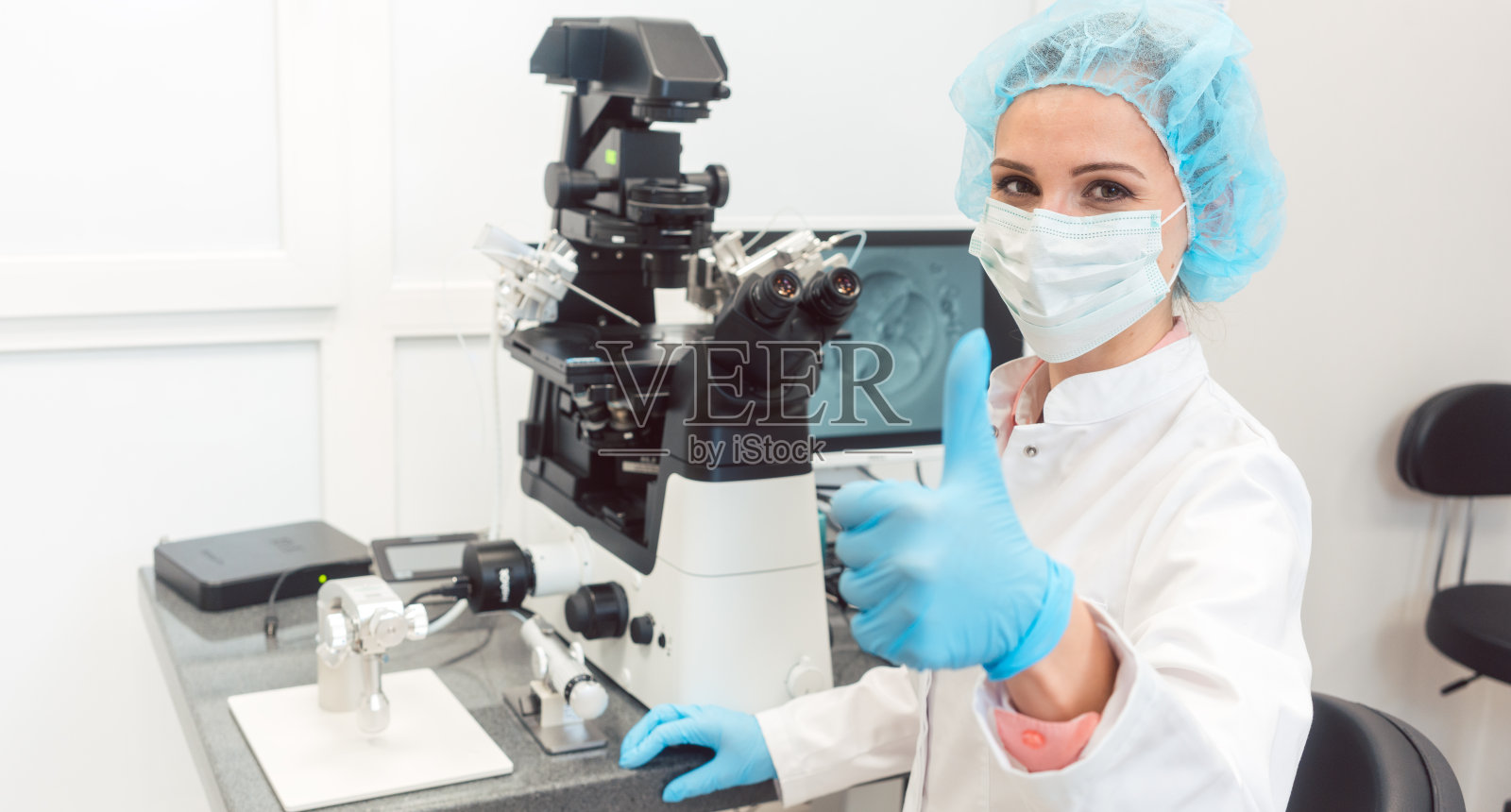 生育实验室的医生刚刚用精子使一个人类卵子受精照片摄影图片