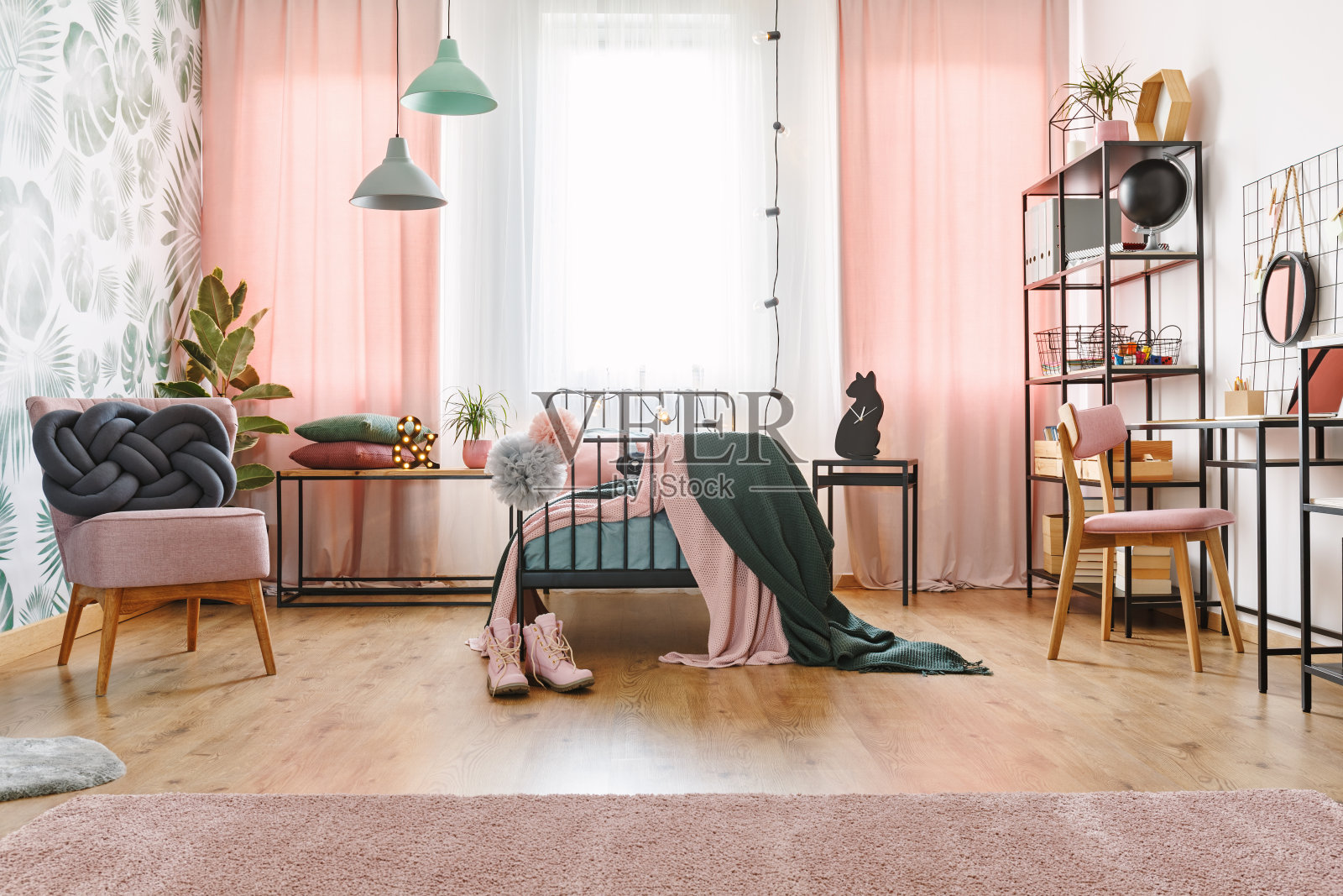 粉色和绿色的柔和卧室照片摄影图片
