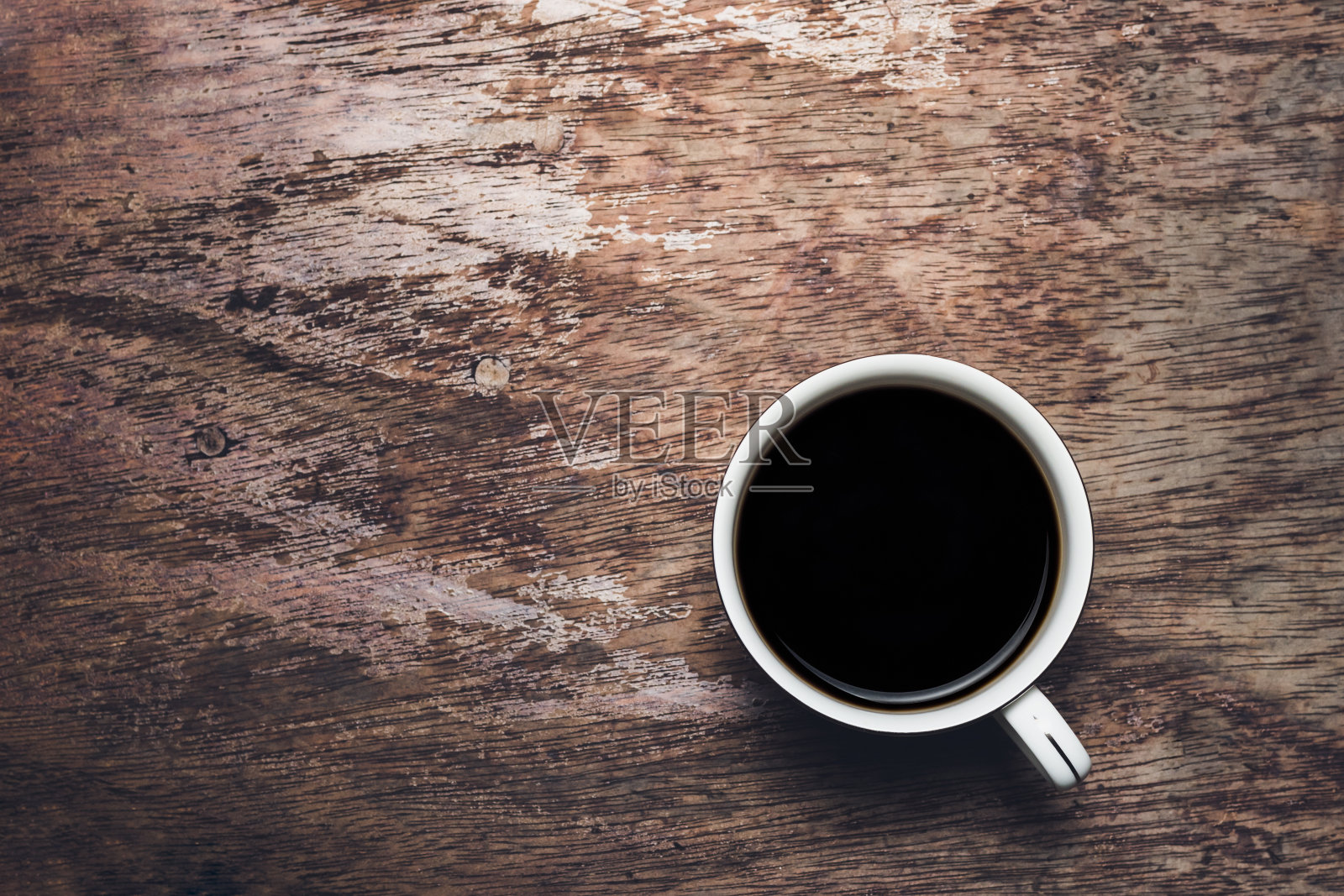 美式咖啡或浓缩黑咖啡放在木桌上。俯视图照片摄影图片