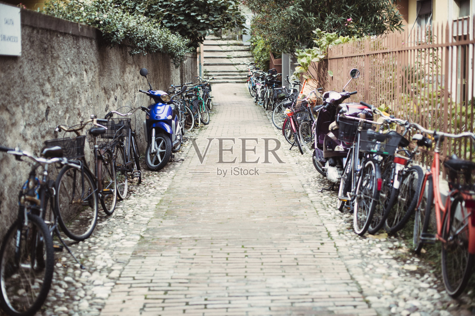 意大利莱万托的一条小巷里挤满了自行车照片摄影图片