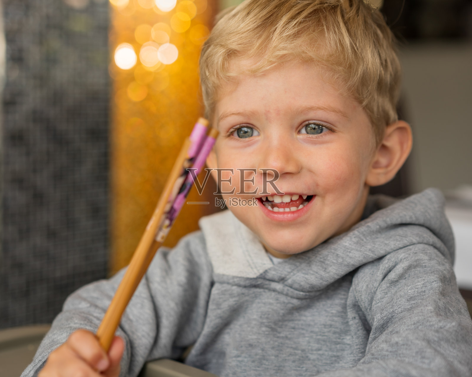 婴儿用筷子和微笑幸福照片摄影图片