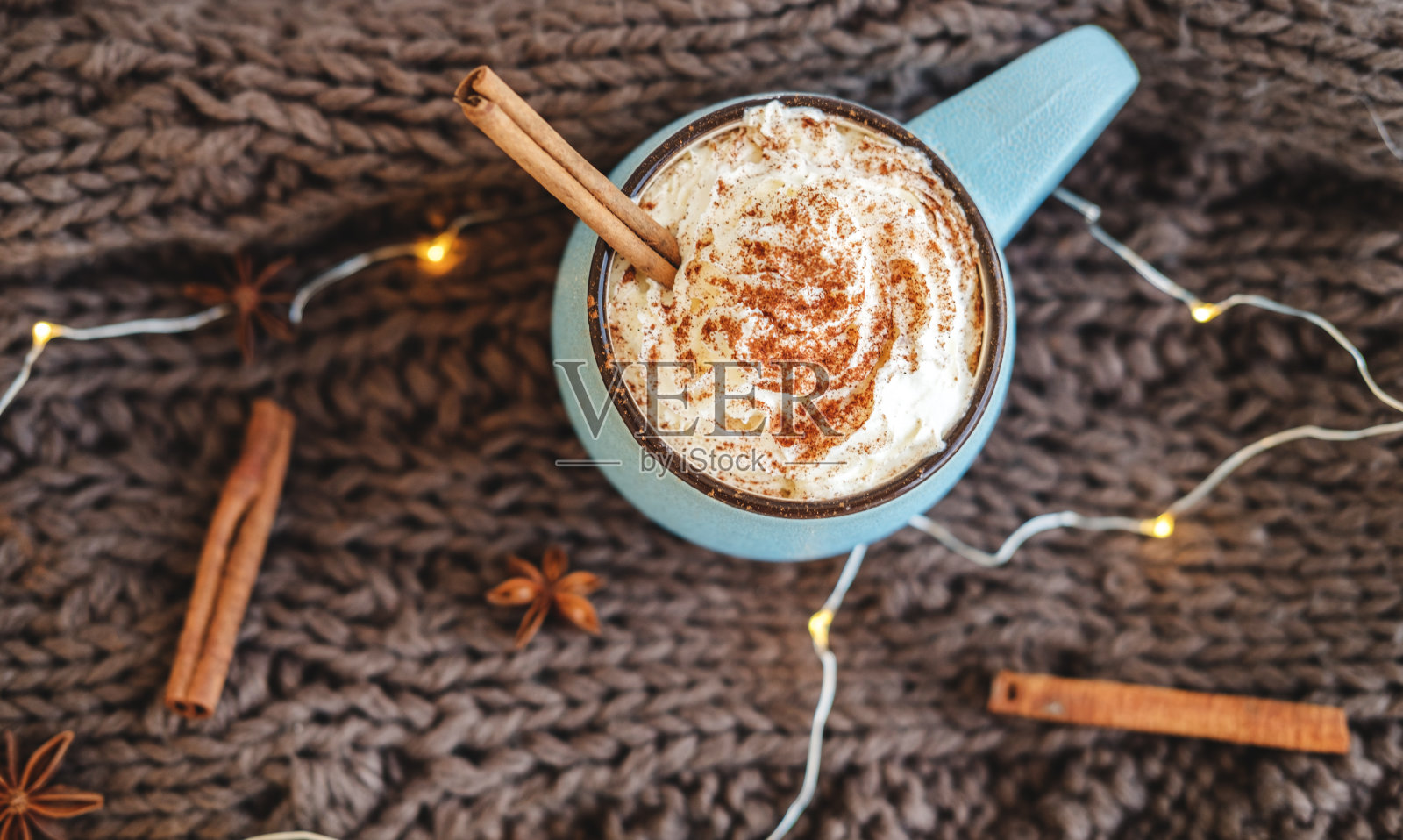 一杯咖啡，可可或热巧克力，加奶油和肉桂，围巾，花环，八角。南瓜拿铁是寒冷的秋天或冬天的舒适饮料。平的。前视图。照片摄影图片