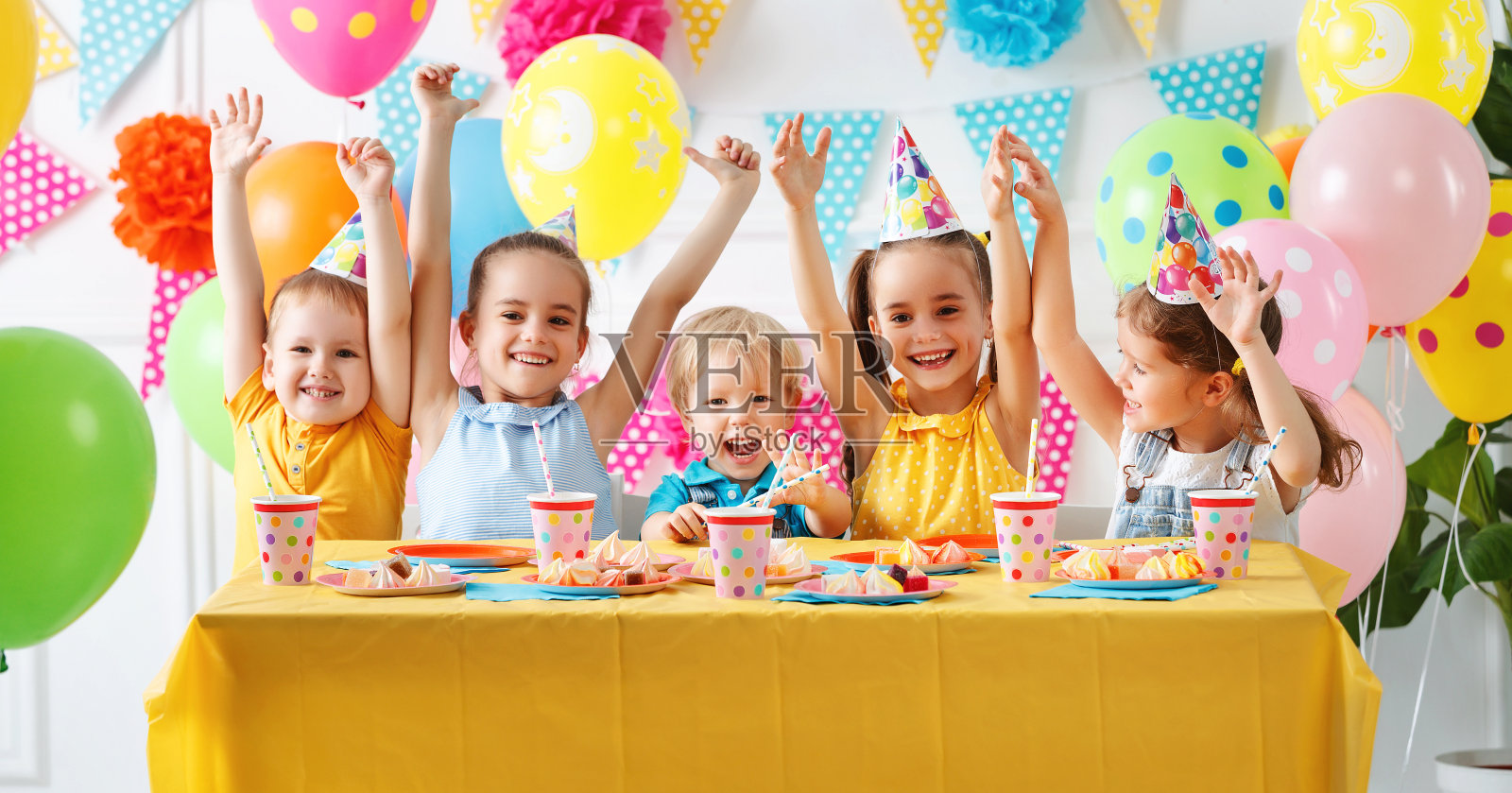 孩子的生日。快乐的孩子和蛋糕照片摄影图片