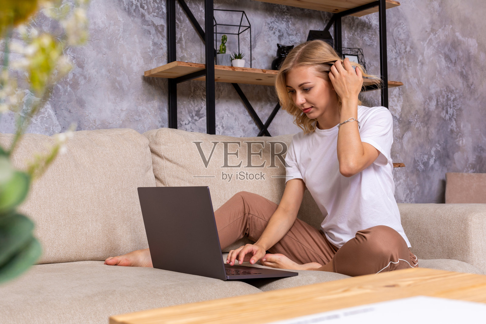 年轻漂亮的女人使用笔记本电脑微笑快乐地看和浏览或做网上购物在家里照片摄影图片
