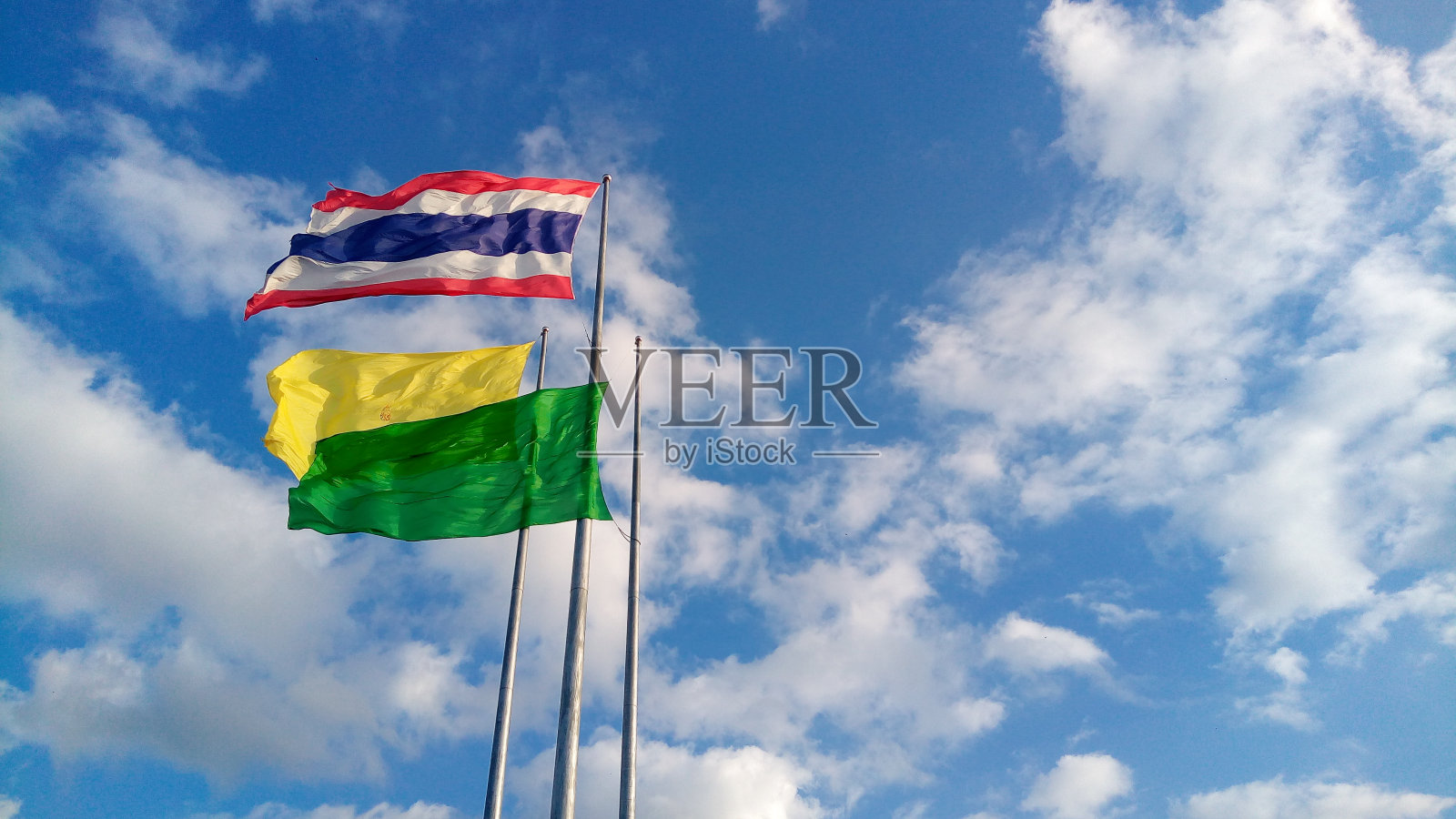 泰国国旗在明亮的天空背景纹理中飘扬照片摄影图片