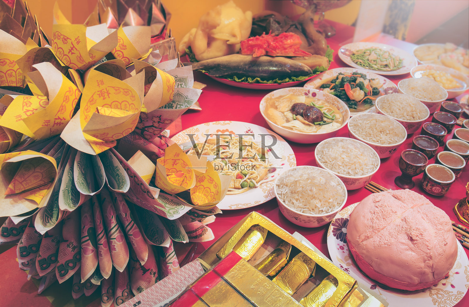 中国新年聚会餐桌红色和金色的主题食物和传统装饰。照片摄影图片
