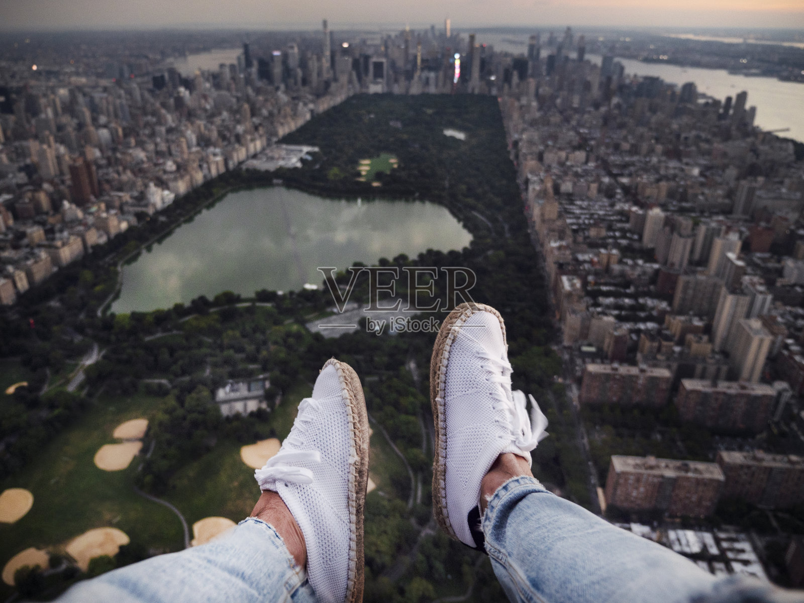 旅行者从上面欣赏纽约的景色照片摄影图片