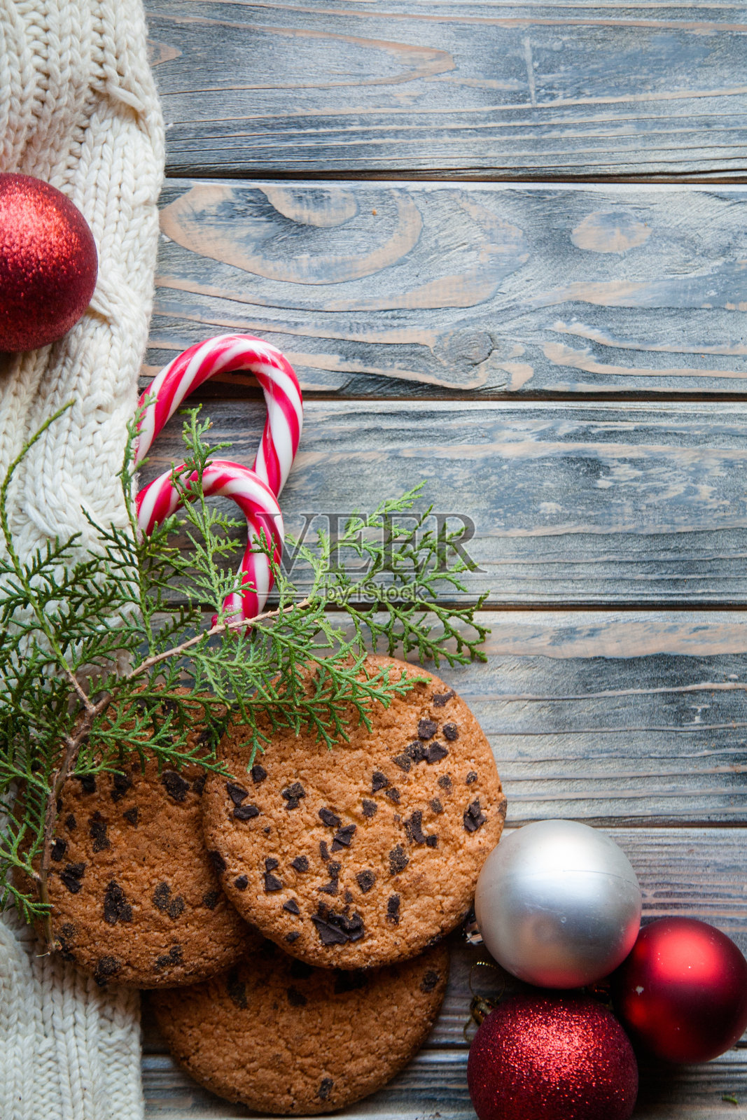 圣诞食品零食饼干红球装饰照片摄影图片