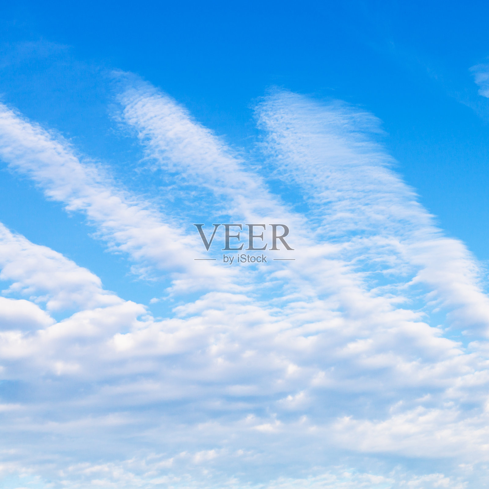 蓝色天空中棕榈状的云照片摄影图片