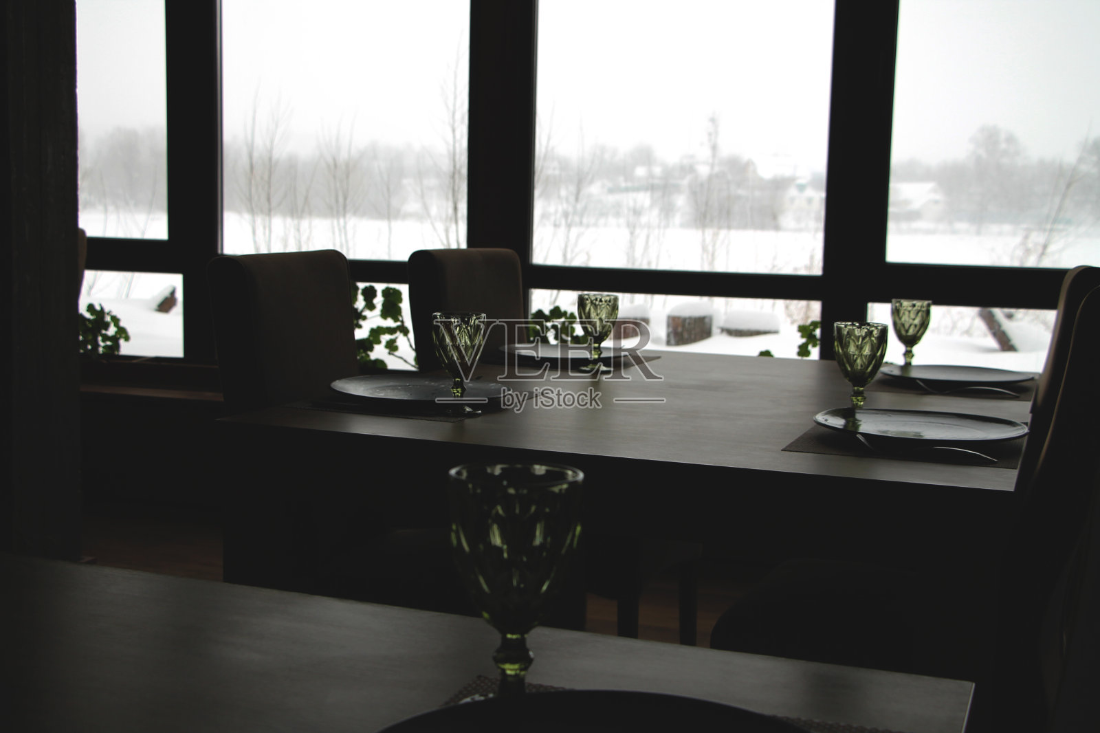 一个现代乡村餐厅的内部。冬天的景色照片摄影图片