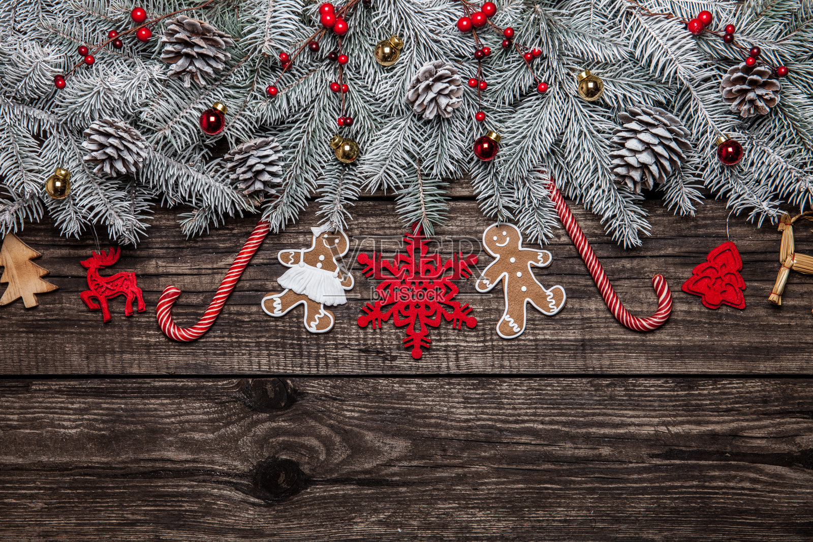 装饰在深色木质背景上的圣诞冷杉树照片摄影图片